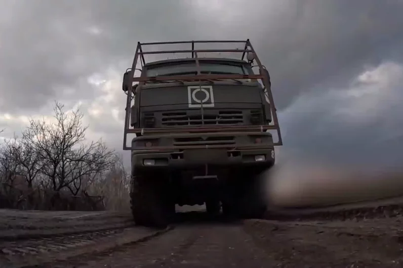 Переведя боевую машину из походного положения в боевое, военнослужащие навели установку на цель и залпом 122-мм боеприпасов удаленно заминировали район местности.