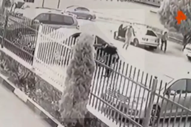 Конфликт с оружием произошёл у детского сада.