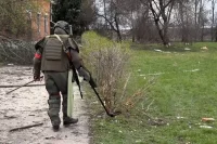 Работа саперов в освобожденном населенном пункте Курской области. 