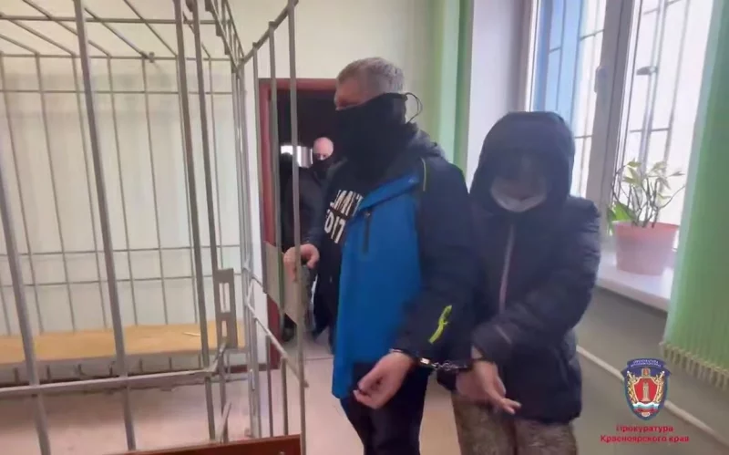 Женщину привели на избрание меры пресечения.