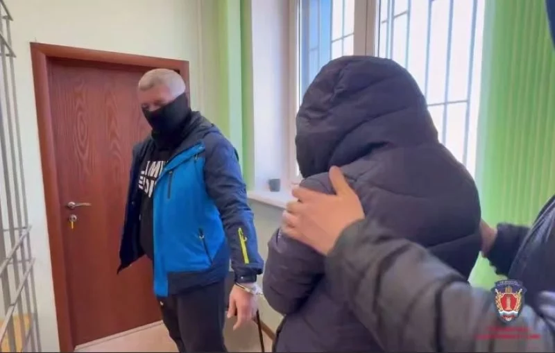 Уводят из зала суда.