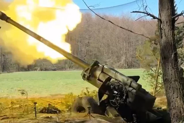 Огонь пушки М-46 по цели. 