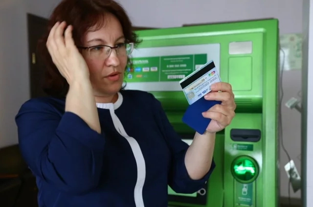 Должнику необходимо подать в банк заявление о сохранении на счёте суммы прожиточного минимума.