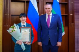 Губернатор вручил почетные грамоты и благодарности выдающимся служащим.