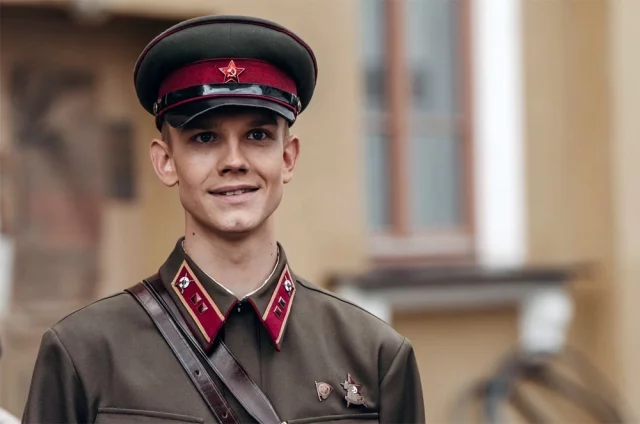 21 июня 1941 года молодой лейтенант Плужников (25-летний актер Театра им. Олега Табакова Владислав Миллер) только приехал на службу в Брестскую крепость.