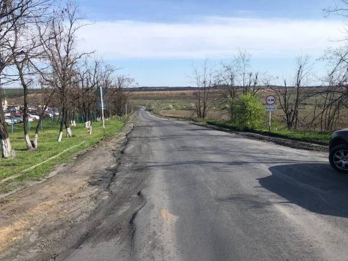 Подъезд к шахте покрыт асфальтом, дальше начинается грунтовая дорога с мелкой угольной крошкой.