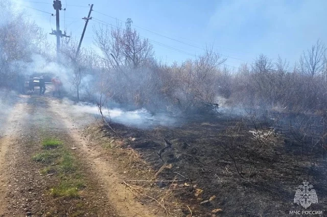 В Новотроицке несколько часов тушат ландшафтный пожар