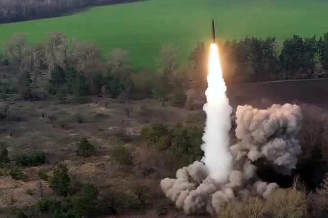 Боевой запуск ракеты оперативно-тактического ракетного комплекса «Искандер».