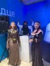 Северяне развлекали публику на выставке игрой на варгане и бубне.