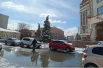 На дорогах наблюдается затрудненное движение из-за автомобилей на летней резине, не приспособленной к скользкому покрытию.