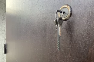 В Казани коммунальщики нашли мумию в вскрытой квартире
