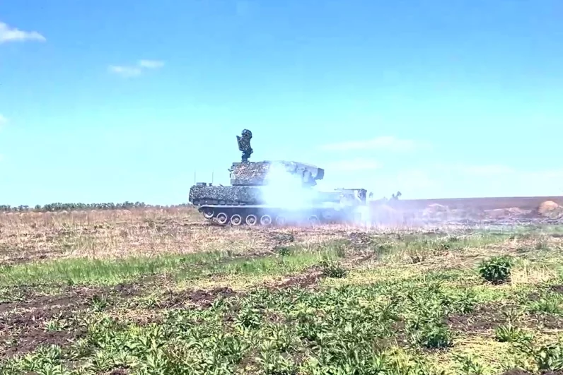 Современное радиолокационное оборудование, имеющееся на борту комплекса, позволяет операторам легко и точно обнаруживать воздушные цели.