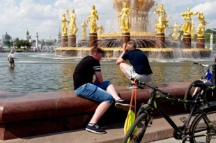 На предстоящих выходных погода в Москве и области будет рекордно теплой.
