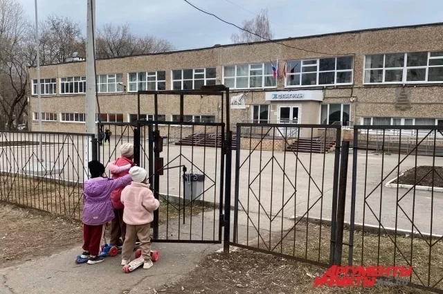 Он зашёл через калитку вслед за детьми
