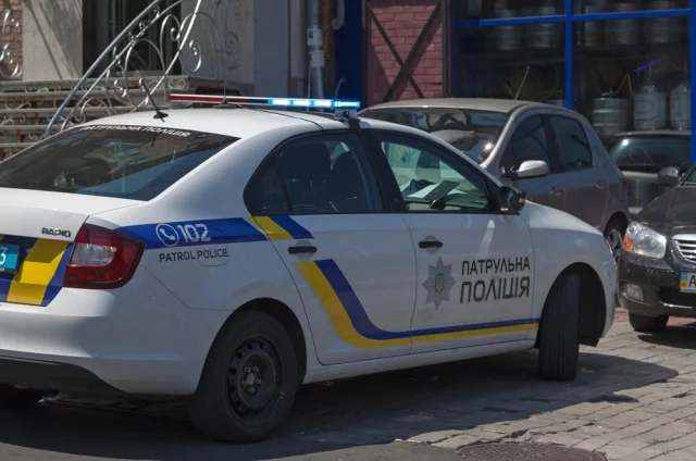 В Киеве толпа подростков у всех на глазах жестоко избила военного — предположительно, сотрудника ТЦК.