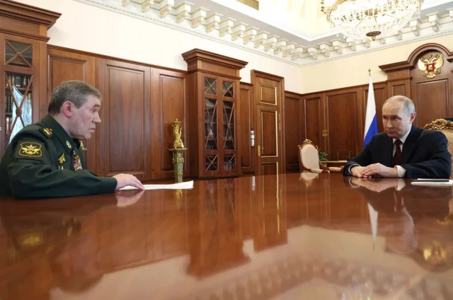 Президент РФ Владимир Путин и начальник Генерального штаба Вооруженных Сил РФ Валерий Герасимов.