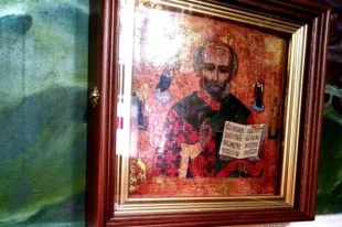 Икона была сильно повреждена, нуждалась в реставрации. Для этого пригласили специалиста из музея ИЗО РТ.