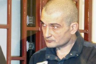 Владимир Амбарцумов, обвиняемый в изнасиловании и убийстве во время оглашения приговора в Ставропольском краевом суде. Суд приговорил Амбарцумова к пожизненному лишению свободы.