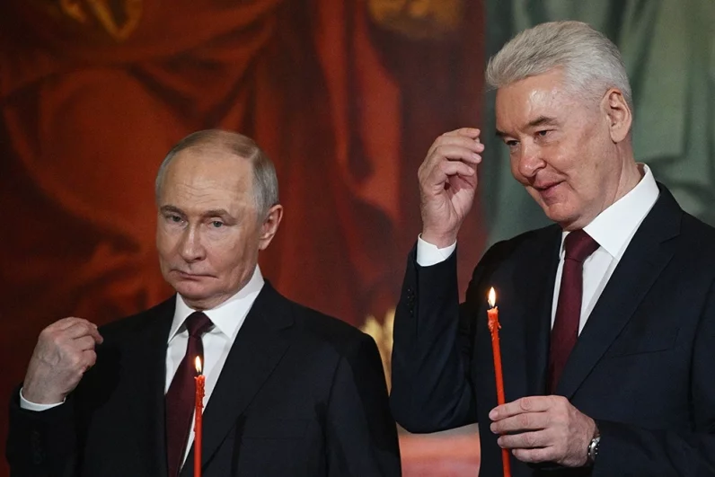 Президент РФ Владимир Путин и мэр Москвы Сергей Собянин (справа) на праздничном Пасхальном богослужении в храме Христа Спасителя в Москве.