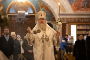 Накануне владыка Павел провел Пасхальную службу.