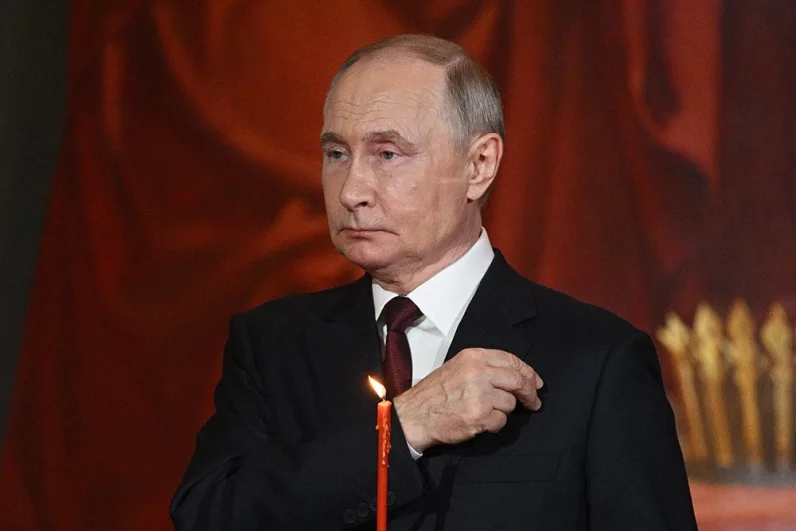 Президент РФ Владимир Путин на праздничном Пасхальном богослужении в храме Христа Спасителя в Москве.