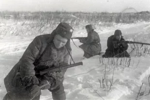 Партизаны перерезают провода.