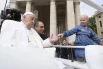 2025 гол. Папа Франциск во время благословения города после Пасхальной мессы.