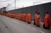 Сначала участники крестного хода шли по Нижней Набережной.
