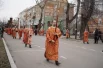 Яркие одежды священников раскрасили пасмурный день.