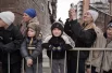 Участников крестного хода приветствовали иркутяне. Многие пришли с детьми.
