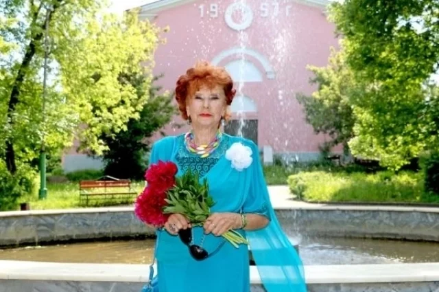 Регина Ивулёнок на фоне Дворца культуры, 2016 год.