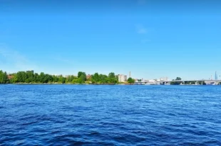 Вид на набережную Макарова и мост Бетанкура с Малой Невы