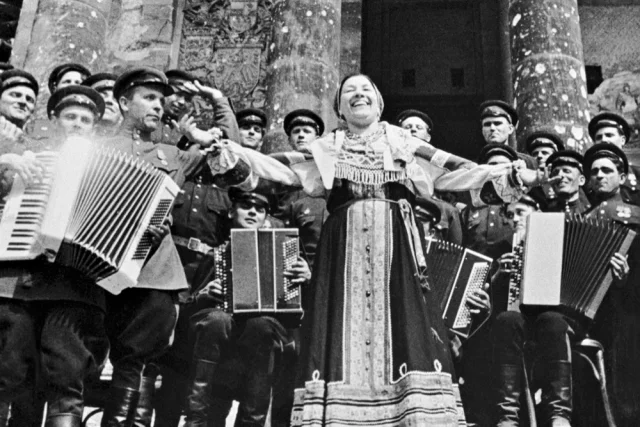 К вечеру 1 мая 1945 года гарнизон Рейхстага, загнанный Красной армией в подвалы, прекратил сопротивление. А уже 2 мая Лидия Русланова на ступенях поверженного Рейхстага спела свои знаменитые «Валенки».