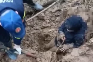 Ребёнка пришлось откапывать из глины.