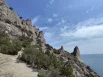 Кажется, что облака цепляются за скальные зубцы.