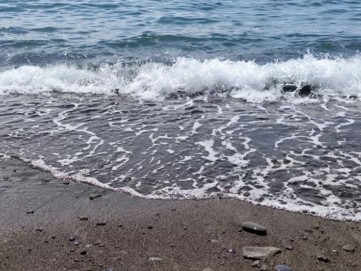 Море чистое, но прохладное.