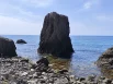 Дно возле скал усеяно валунами и крупными камнями.