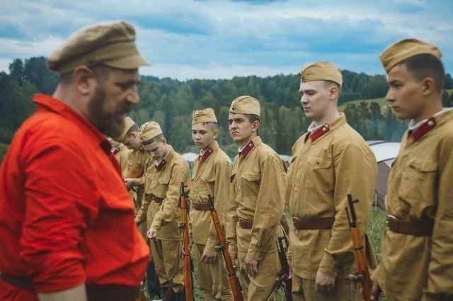 В клубе есть и школьники, и студенты, и взрослые. 