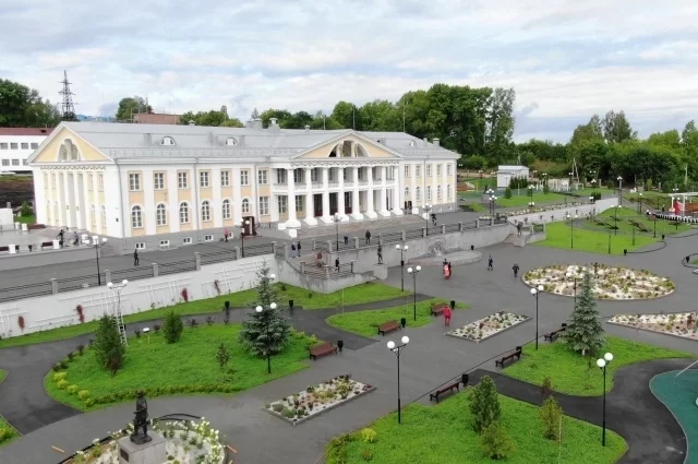 В некоторых сёлах и малых городах Кузбасса, например в Салаире, есть достойные учреждения культуры, но так далеко не везде. 