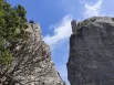 Скалы напоминают каменных стражников.