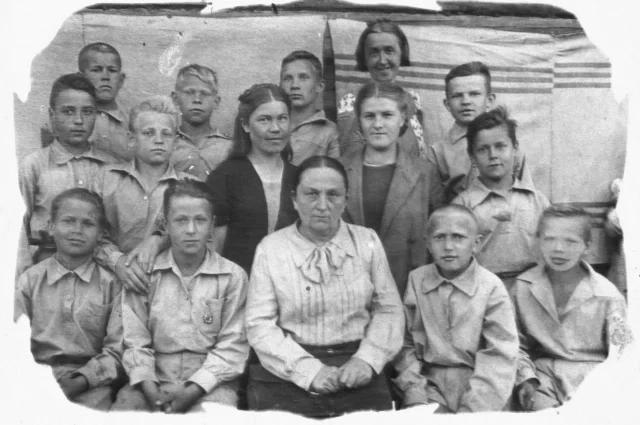 Ленинградские дети-блокадники. п. Лиственничный. 1945 год.  Архивный отдел администрации Кондинского района.  Фонд 109. Опись 2. Дело 664. Лист 1.