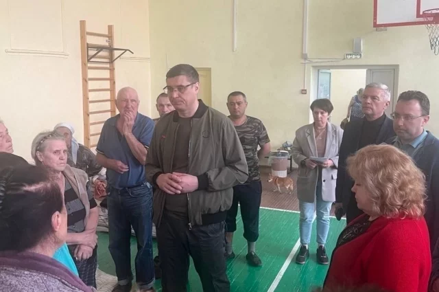 Губернатор Авдеев посетил пункт временного размещения. 