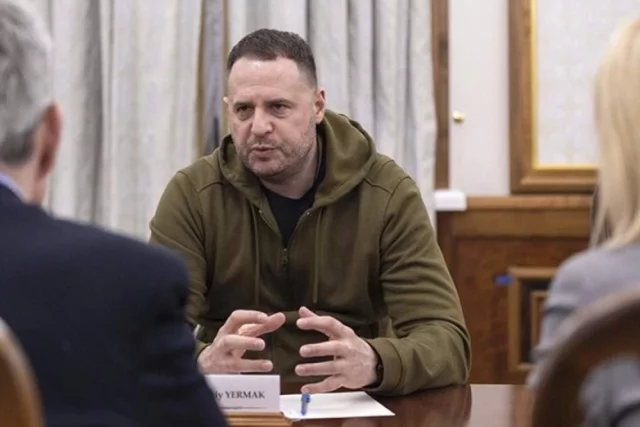 Глава Офиса президента Украины Андрей Ермак, возглавляющий украинскую делегацию на переговорах с американцами и европейцами, прибыл в Лондон.