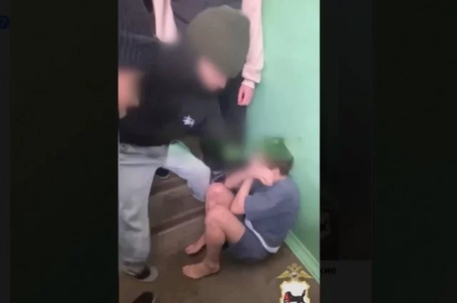 Толпа напала на парня, якобы, за то, что он обидел сестру одного из них.