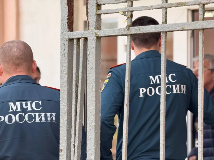 Сотрудники МЧС работают в пунктах временного размещения. 