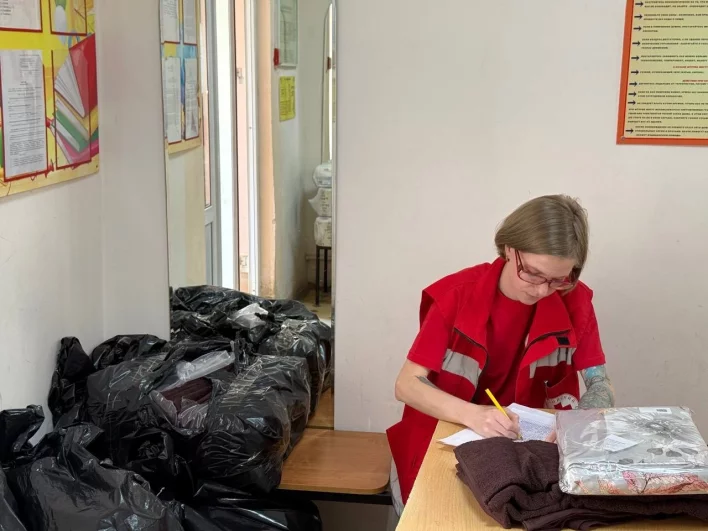 С 6 утра в доме культуры в Киржаче начали принимать гуманитарную помощь для эвакуированных жителей. 