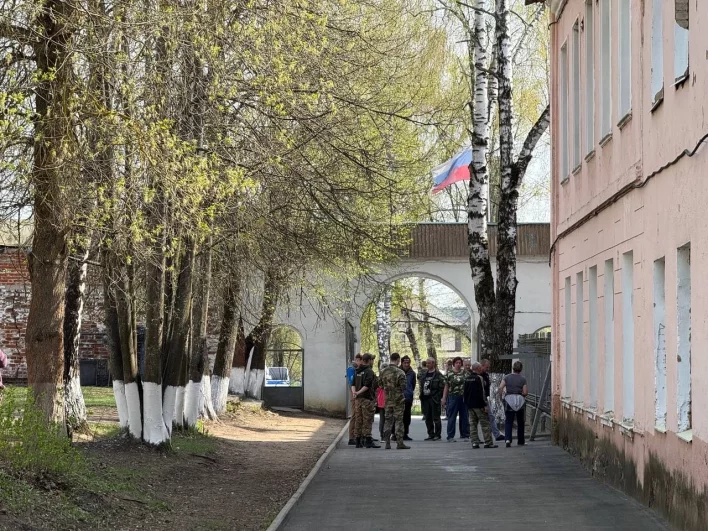 С людьми работают волонтеры. 