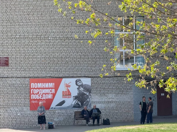 Эвакуированные жители наслаждаются теплой погодой, прогуливаясь рядом с пунктом временного размещения. 