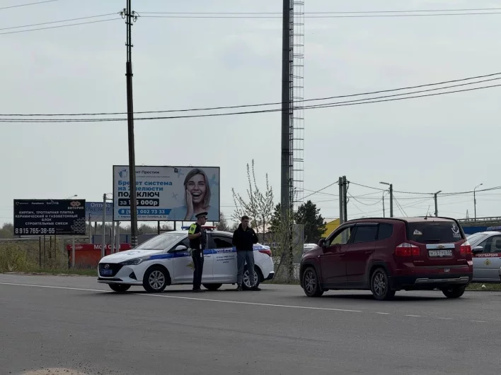 На выездах из города стоят патрули. 