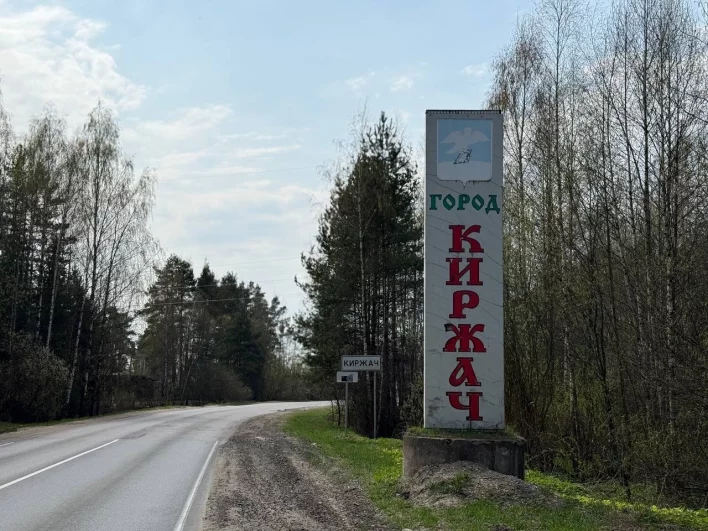 На въезде в город чувствуется запах гари, но звуков детонации снарядов нет. 